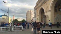 У входа в метро в Москве. Иллюстративное фото.