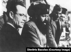 Отец Димитриса Баколаса (крайний слева) с военачальником ЭЛАС