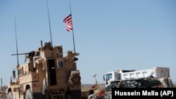 Укрепленный пост Армии США вблизи города Манбидж на севере Сирии. Апрель 2018 года.