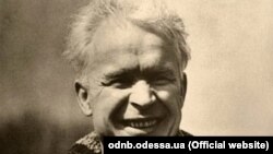 1894 року народився кінорежисер, письменник, сценарист Олександр Довженко