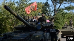 Донецк маңында үкімет әскеріне қарсы соғысып жүрген ресейшіл сепаратистер әскери танктерде отыр. 31 тамыз 2014 жыл.