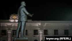 Пам'ятник Леніну на центральній площі Сімферополя