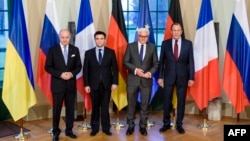 Nga e majta ministrat Fabius, Klimkin, Steinmeier dhe Lavrov në takimin mbrëmë vonë në Berlin