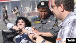 Police detain a participant in an unauthorized rally in central Moscow on May 31.