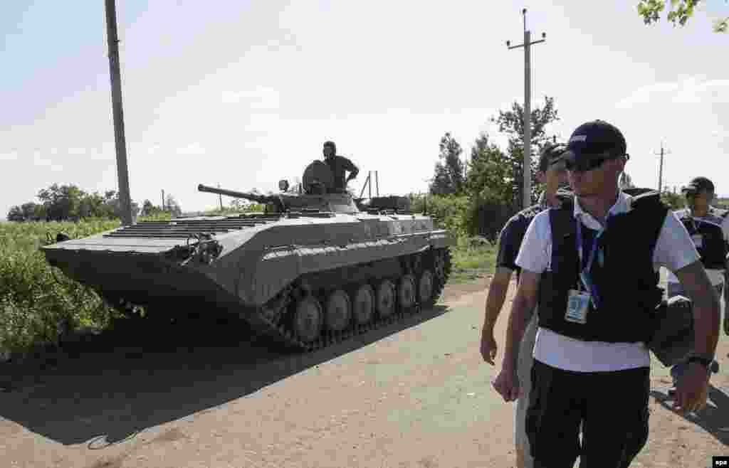Моніторингова група ОБСЄ фіксує техніку проросійських бойовиків неподалік села Новоласпа в Донецькій області, 19 липня 2015 року