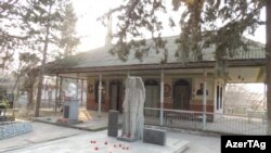 Qəbristanlıqdakı muzey binasının kənardan görünüşü, yanvar 2017