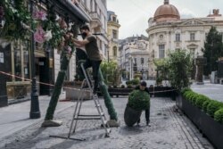 Terasă din Centrul Vechi, București, pregătindu-se pentru redeschidere