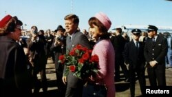 Президент Кеннеди с Жаклин Кеннеди за несколько часов до убийства. Даллас, 22 ноября 1963 