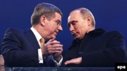 Президент МОК Томас Бах и Владимир Путин на церемонии открытия Олимпиады в Сочи