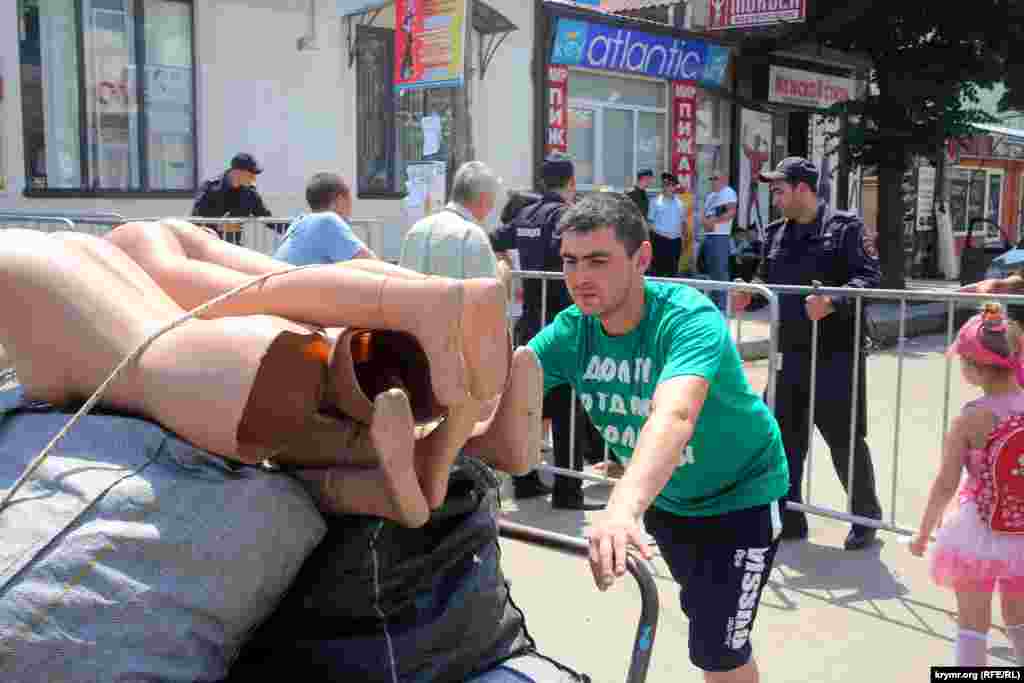 Entrepreneurs remove their belongings from the Kozlov market in Simferopol, Crimea, ahead of renovation work.