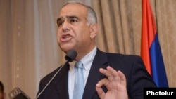 Armenia - Opposition leader Raffi Hovannisian speaks at a conference in Yerevan, 19April2013.