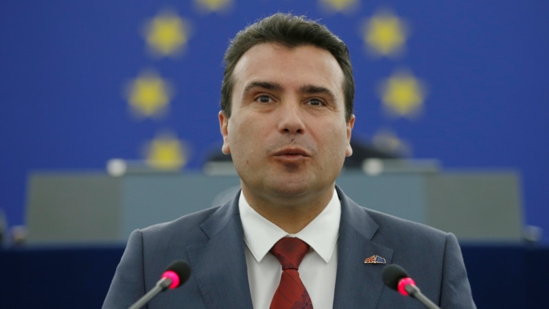 Zaev: Maqedonasit duhet të pranojnë emrin e ri ose të përballen me “izolim”