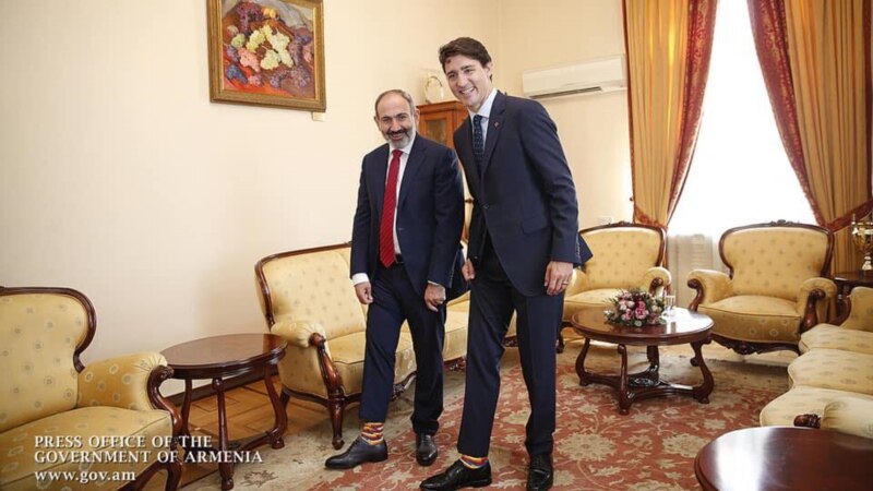 Пашинян и Трюдо надели дизайнерские носки с армянским триколором