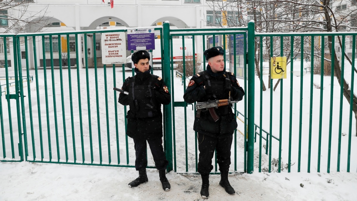 Moscow School Evacuated After Student With Knife Threatens To Cut Himself