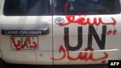 Grafit na vozilu Ujedinjenih nacija "Dole Bašir"