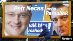 Чехия. СДПнын лидери Петр Нечас (солдо) жана оппозициячыл ЖДПнын лидери Иржи Парубектин (оңдо) сүрөтү түшүрүлгөн шайлоо плакаты. Острава шаары. 26-май, 2010
