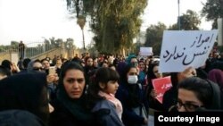 علی ساری،‌ نماینده مجلس از اهواز گفته که اعتراض مردم حق آنان است زیرا آب و برق ندارند و سلامتی شان هم مورد تهدید قرار گرفته است.