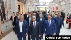 Serzh Sarkisian (ortada) Rio Mall-un açılış mərasimində