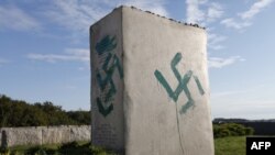 Un monument comemorativ al pogromului de la Jedwabne, vandalizat de persoane necunoscute în septembrie 2011