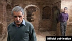 مهدی هاشمی و شهاب حسینی در نمایی از فیلم «خانه پدری»