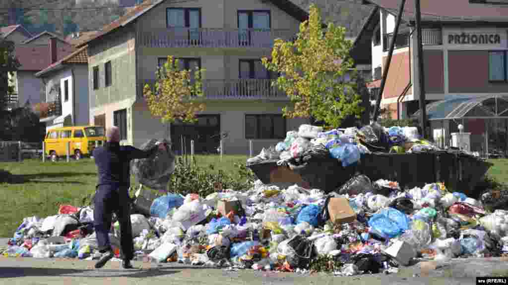 Bosnia and Herzegovina - Citizens of the city Vitez in central Bosnia, are protesting in front of the municipality due to the lack of the drinking wate and garbage problem; require local authorities to help them; protests held under the motto "We want wat