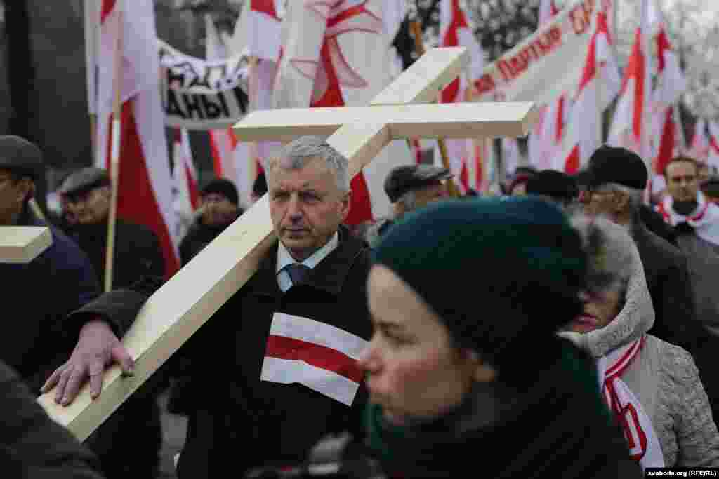 Удзельнікі нясуць на сябе крыжы ўвесь маршрут - гэта каля 11 км