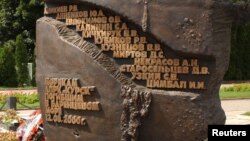 Фрагмент памятника погибшим морякам подводной лодки "Курск"