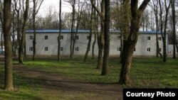 Першы будынак гатэльнага комплексу з вокнаў суседніх жылых кварталаў (вул. Чырвонаармейская, зав. Казарменны)