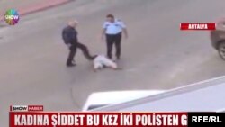 Кадр из видео, где было заснято избиение кыргызстанки двумя турецкими полицейскими.