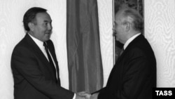 Президент Казахской ССР Нурсултан Назарбаев (слева), президент СССР Михаил Горбачев. 1990 год.