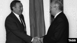 Президент Казахской ССР Нурсултан Назарбаев (слева), президент СССР Михаил Горбачев. 1990 год.