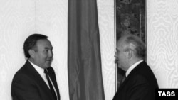 Президент СССР Михаил Горбачев и президент Казахской ССР Нурсултан Назарбаев обмениваются рукопожатиями. Москва, 1990 год.