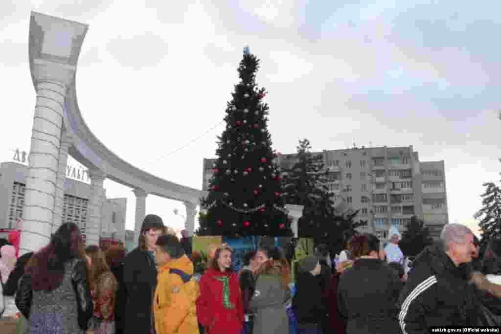 В Саках искусственная елка установлена на площади Революции