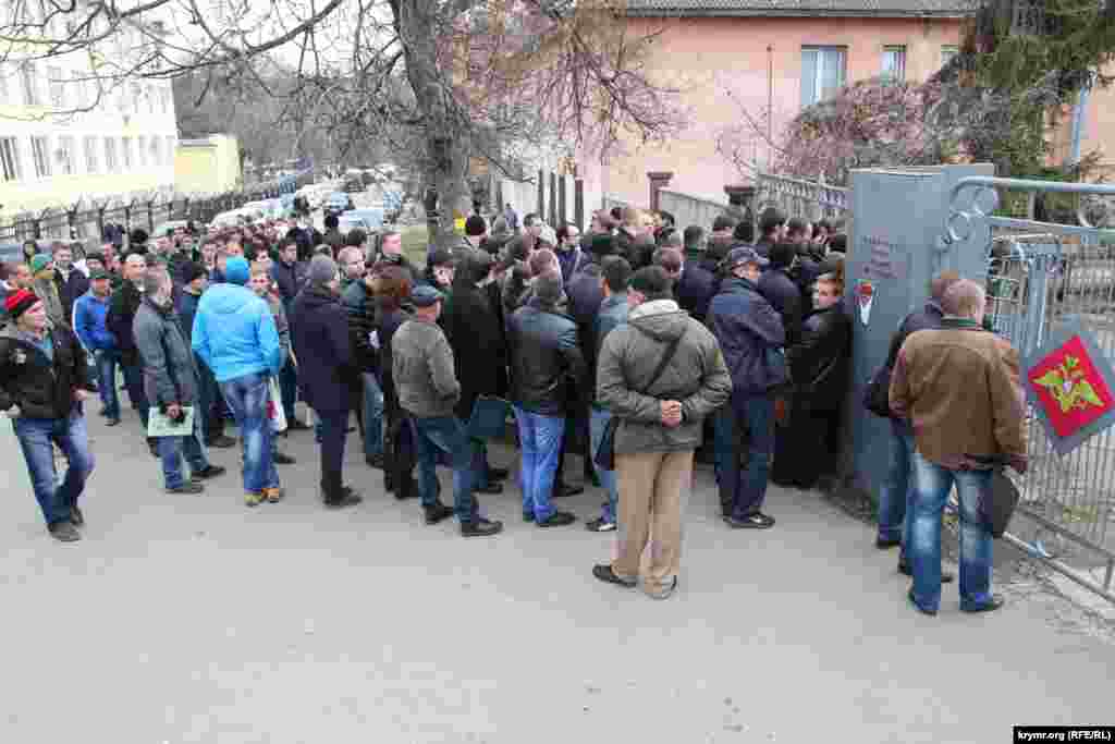 В среду 17 декабря у одного из симферопольских военкоматов собралоось порядка 130 человек, днем ранее очередь была еще больше.&nbsp;