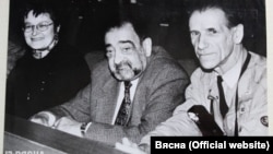 Тацяна Процька, Карлас Шэрман, Уладзімер Кармілкін на пасяджэньні Беларускага Хэльсынскага камітэту, 1995