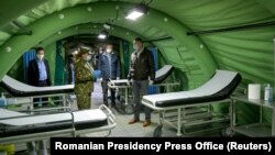 Președintele român Klaus Iohannis inspectând spitalul militar mobil de la Otopeni, 28 martie 2020. 