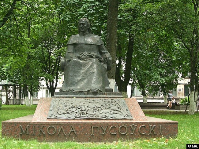 Помнік Міколу Гусоўскаму каля БДУ