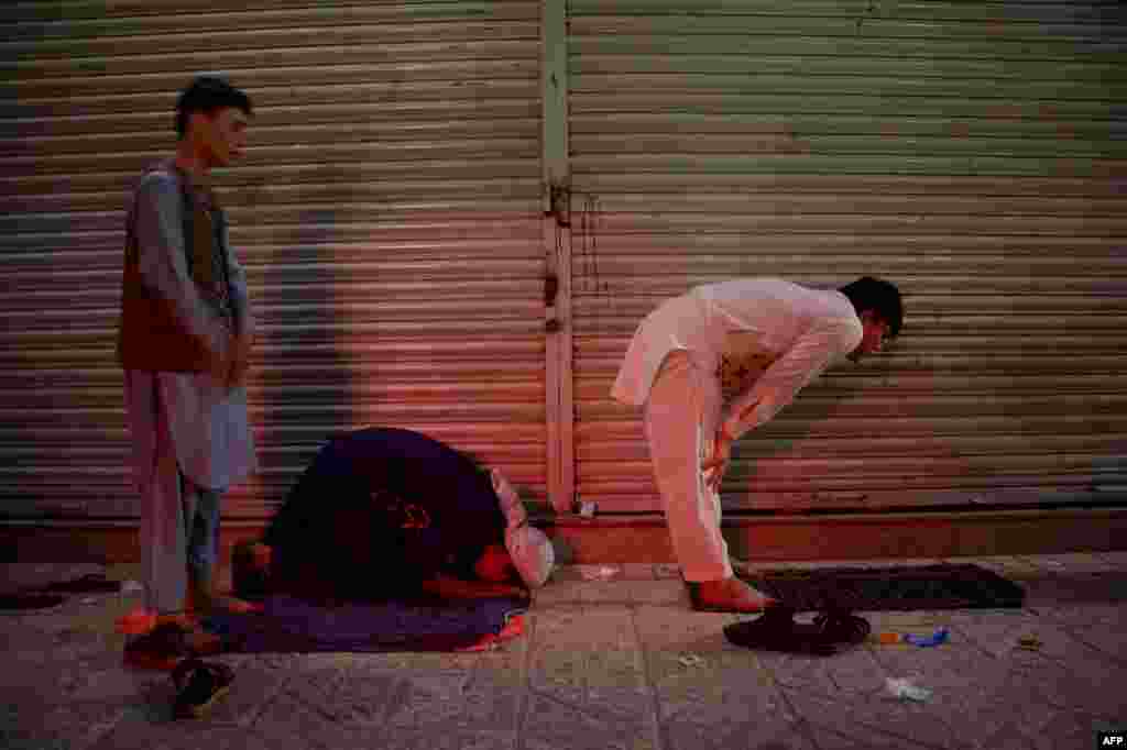 Oraza aýynda namaz okaýan owgan erkekleri. Mazar-e Şarif. (AFP/Farshad Usyan)