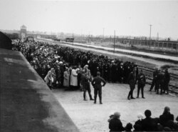 Un tren cu deportați, sosește la lagărul de exterminare Auschwitz.
