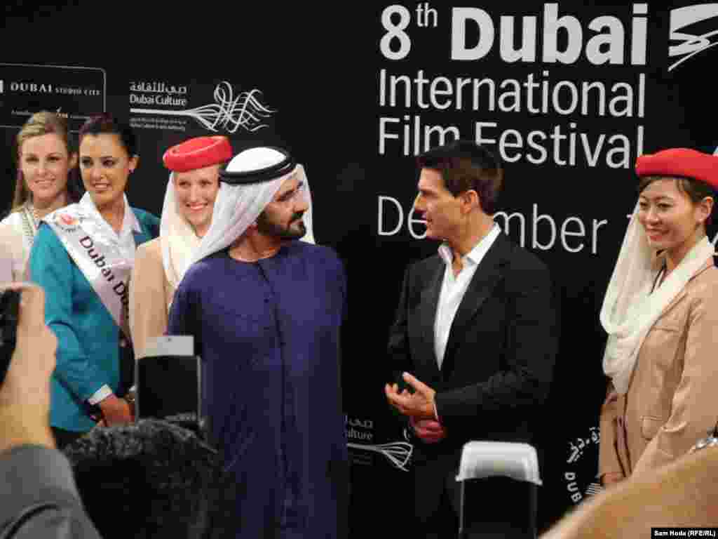 UAE - Šeik Mohammed bin Rashid Al Maktoum sa američkim glumcem Tomom Cruisem za vrijeme Međunarodnog filmskog festivala, Dubai, 07.12.2011.