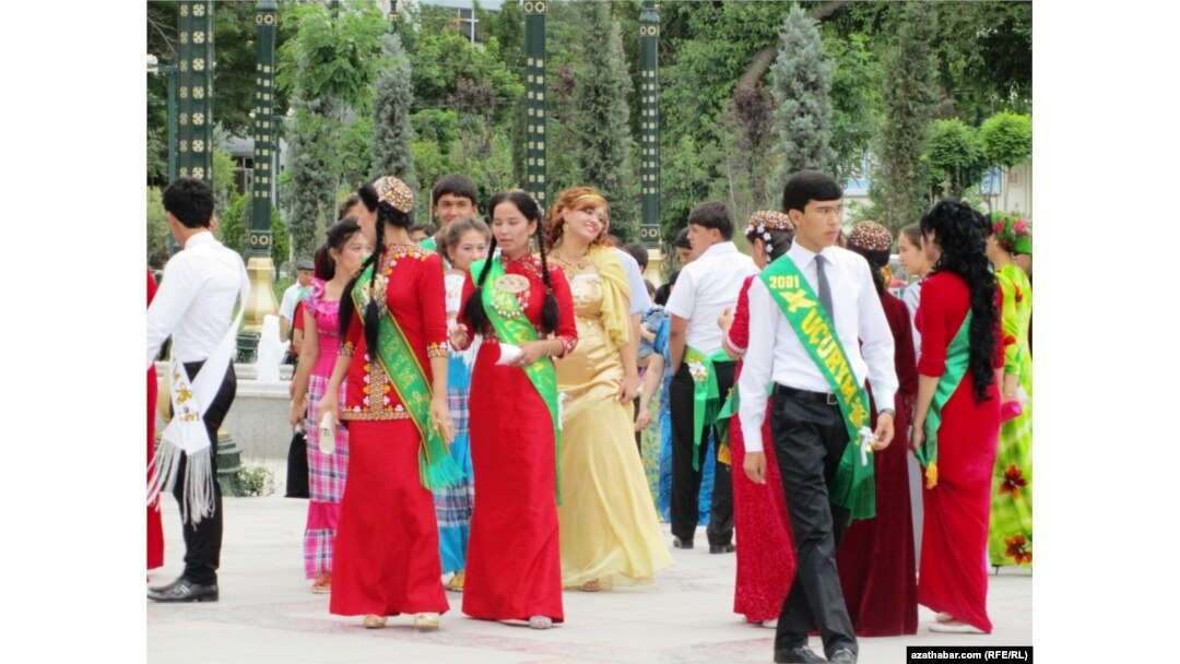 В-кесе кеуде, жалаңаш кеуде Зорлықпен трахаеттелген порно көру