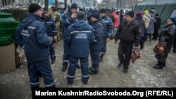 Працівники ДСНС та місцеві жителі у центрі гуманітарної допомоги Авдіївки. 3 лютого 2017 року