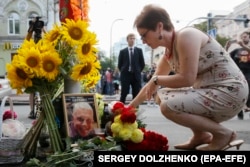 Marie Yovanovitch punând flori în Kiev la mormântul jurnalistului asasinat Pavel Șeremet, 20 iulie 2018