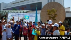 На открытии памятника олимпийской медали были в основном учащиеся. Алматы, 15 августа 2012 года. Фото автора.