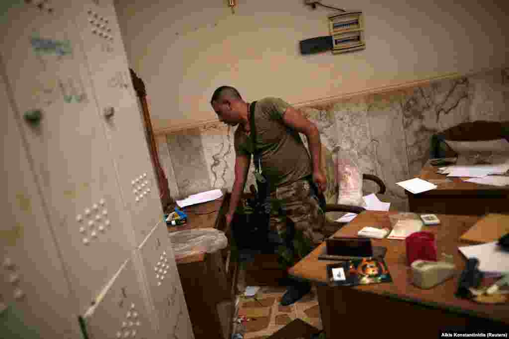 ИМ экстремистік тобы Мосулда түрмеге айналдырған ғимараттың ішінде балаларға арналған кітаптар мен ойыншықтар да жатыр. 
