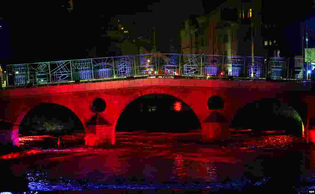 An event commemorating World War I is held on the Latin Bridge in Sarajevo early on June 29. The bridge is the location where Bosnian Serb Gavrilo Princip assassinated the Archduke Franz Ferdinand on June 28, 1914. (epa/Fehim Demir)