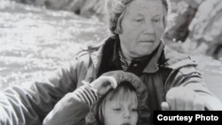 Эльза Албатс с внучкой. Камчатка. 1970-ые годы