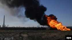 Газопровод горит в районе Дебальцева