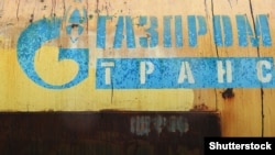 Отслаивающийся логотип «Газпрома»