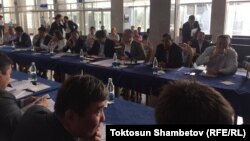 Выездное заседание фракции "Ата Мекен" в аэропорту "Манас"